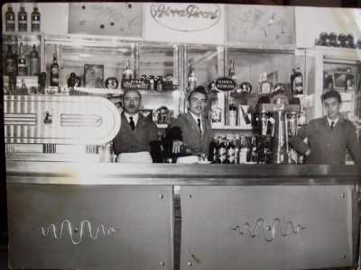 ...e i bar. La vera zona nevralgica della �movida� barese era Corso Cavour, che accoglieva tra gli altri il Grand�Italia...